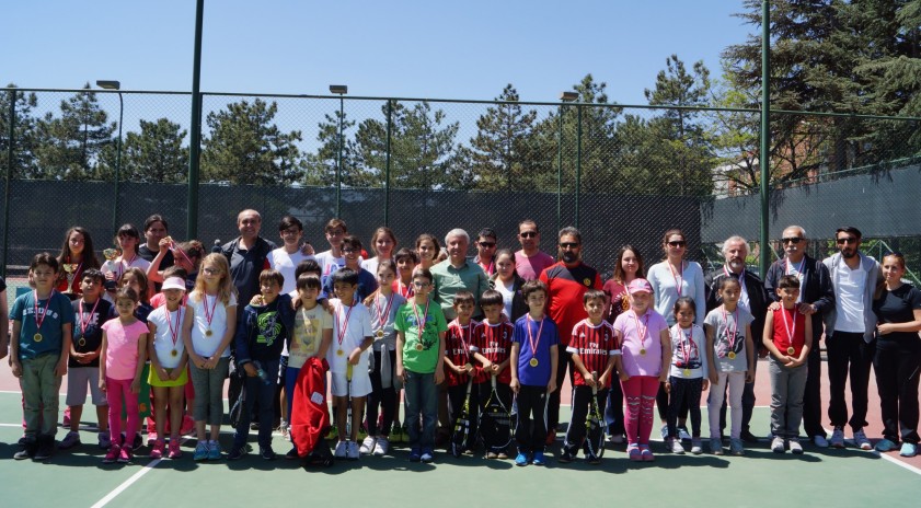 Anadolu Üniversitesi ve şehir iş birliğiyle düzenlenen tenis turnuvası 