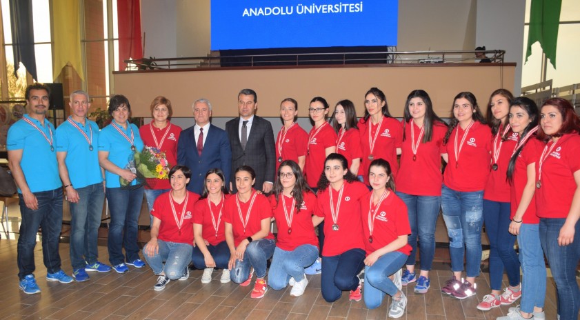 Anadolu Üniversitesi'nin şampiyon takımları kupalarını Rektör Gündoğan'a sundu