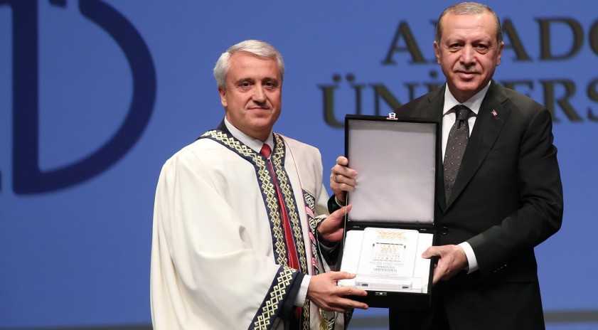Rektör Gündoğan, 2017 yılı Üstün Başarı Ödülünü Cumhurbaşkanı Erdoğan'ın elinden aldı
