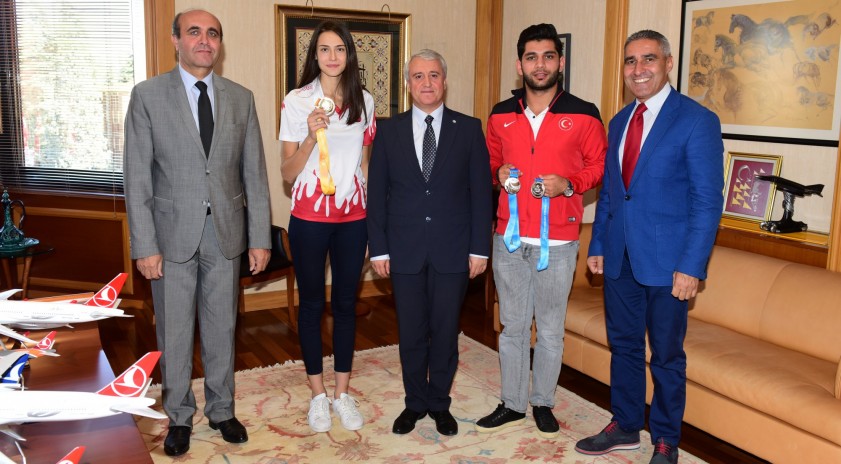 Anadolu Üniversitesinin ödüllü sporcularından Rektör Gündoğan’a ziyaret
