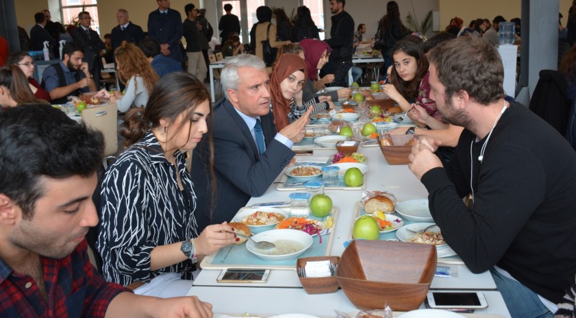 Rektör Gündoğan, yeni yemekhanede öğrencilerle öğle yemeğinde bir araya geldi