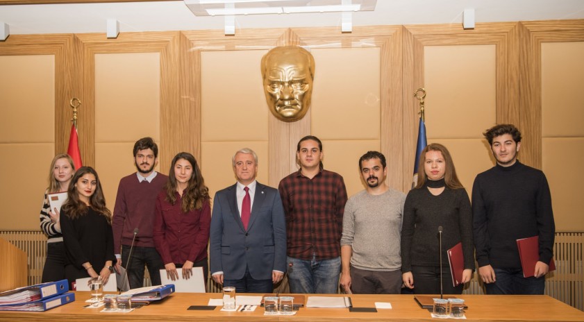 Fakültelerini birincilikle kazanan öğrenciler kutlama belgelerini Rektör Gündoğan’ın elinden aldı