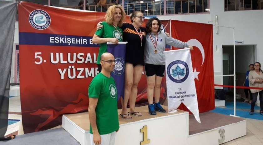 Anadolu Üniversitesi personeli yüzme yarışmasında üçüncü oldu