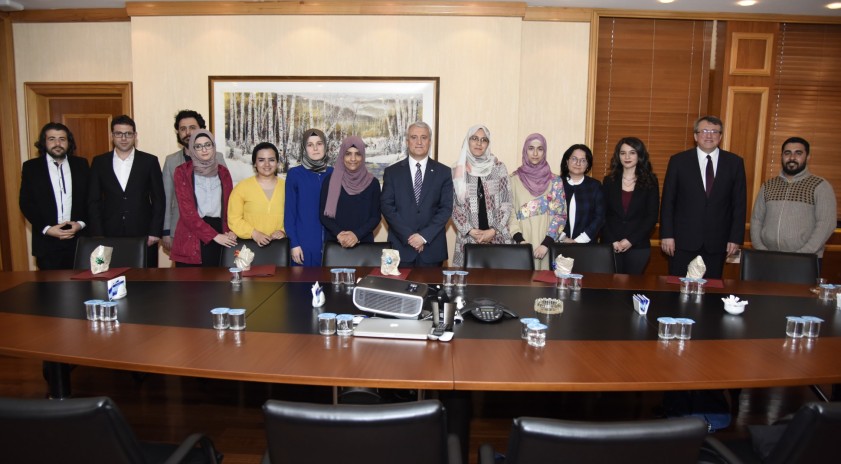 Arapça ders içeriklerini seslendiren öğrencilerden Rektör Gündoğan’a ziyaret