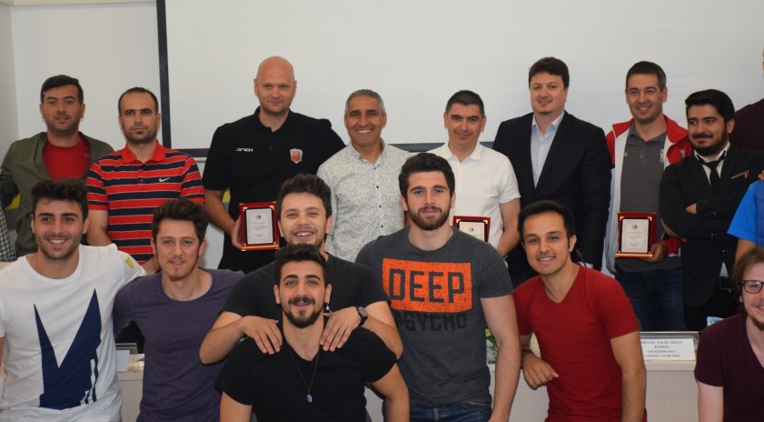 Eskişehir Basket'in antrenörleri deneyimlerini öğrencilerle paylaştı 