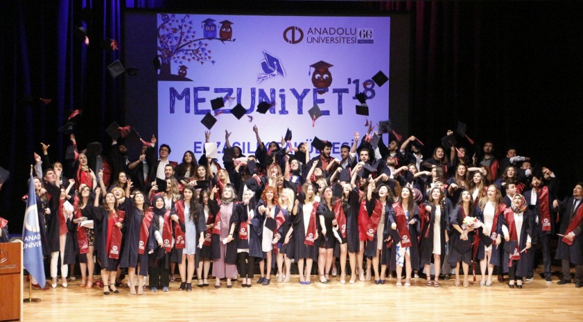 Anadolu Üniversitesi Eczacılık Fakültesi'nde mezuniyet sevinci