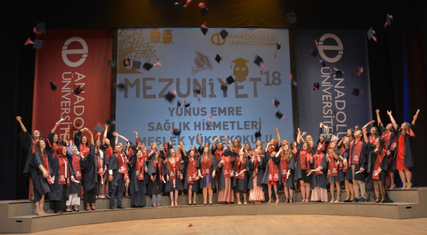 Anadolu Üniversitesi mezunlarını uğurluyor