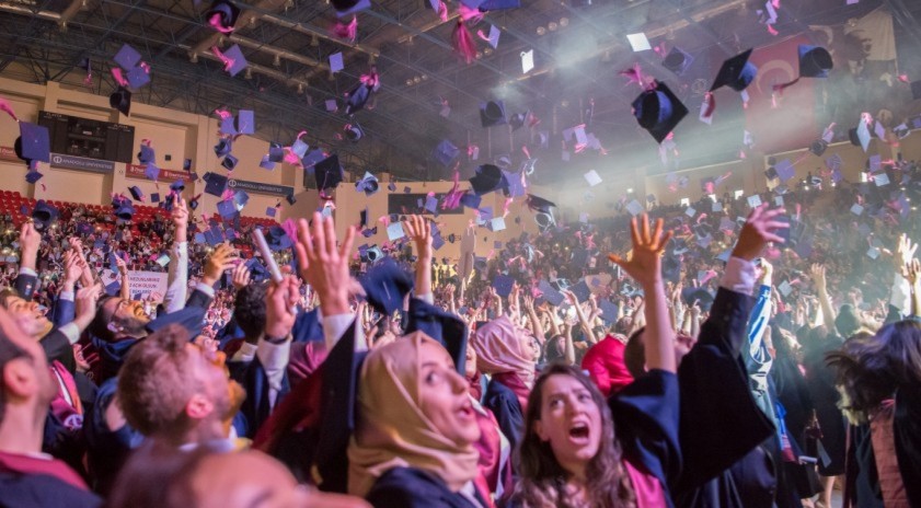 Anadolu Üniversitesi mezunlarını coşkuyla uğurladı
