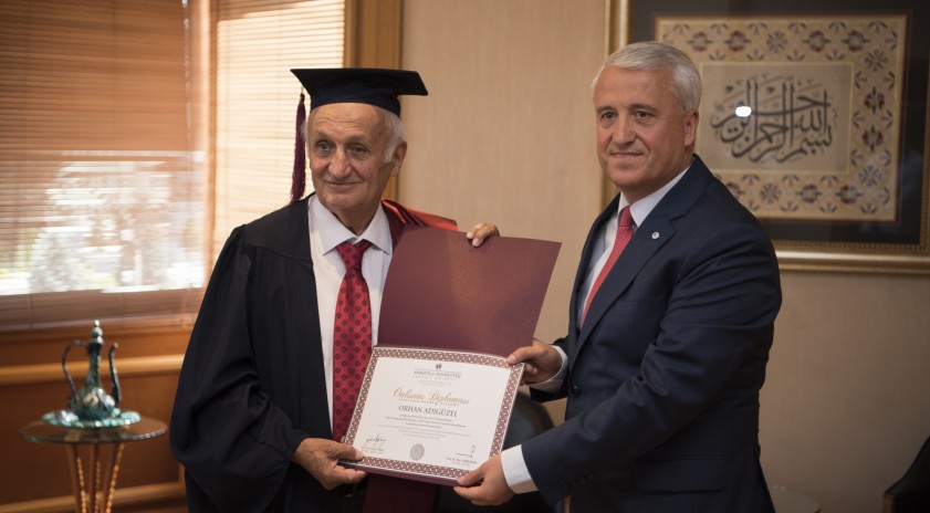 76 yaşındaki Açıköğretim mezunu diplomasını Rektör Gündoğan'dan aldı