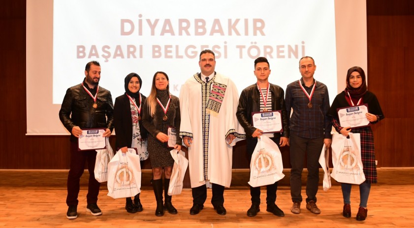 Rektörümüz Çomaklı, Diyarbakır’da Açıköğretimin başarılı öğrencileriyle buluştu