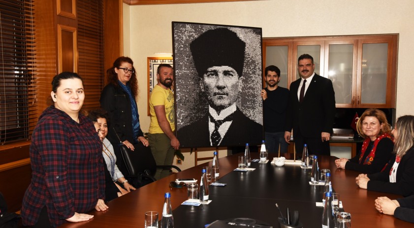 Engelliler Entegre Yüksekokulu öğrencilerinden Rektör Prof. Dr. Çomaklı’ya Atatürk Portresi