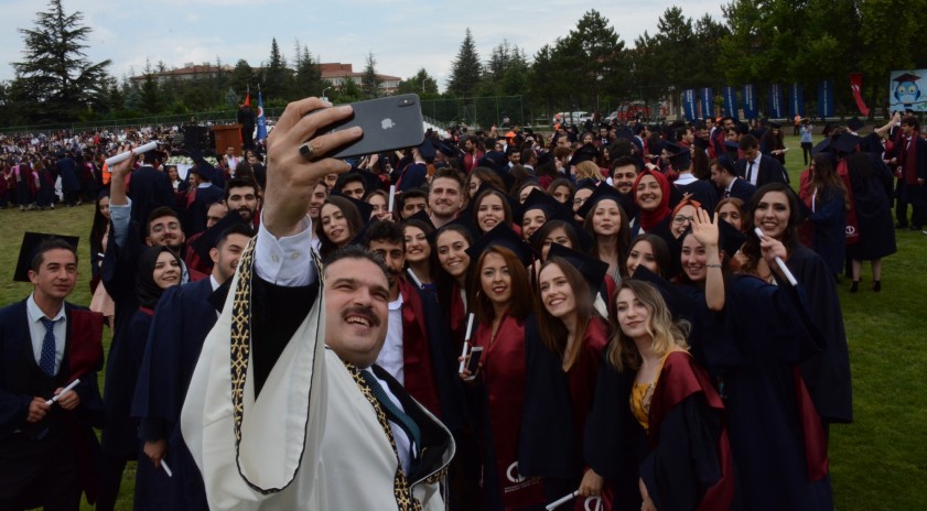 Anadolu Üniversitesi’nde coşku, heyecan ve hüzün dolu bir mezuniyet