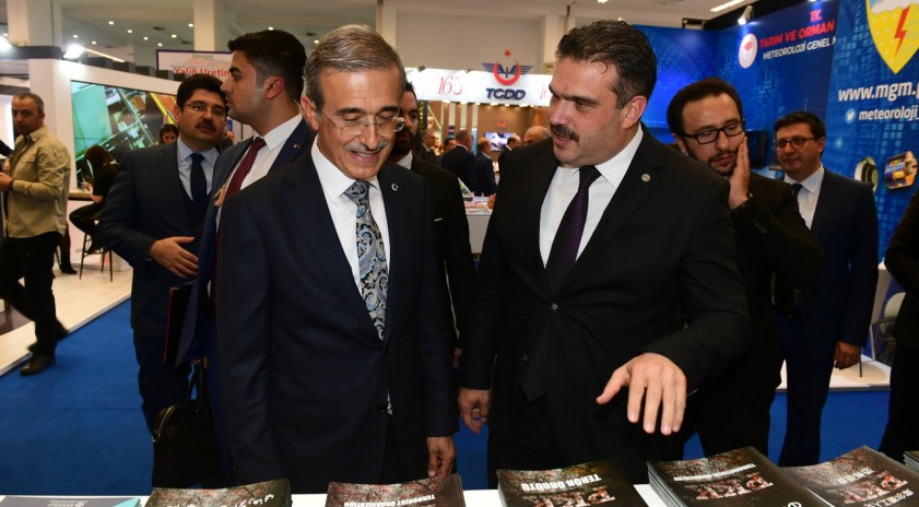 Cumhurbaşkanlığı Savunma Sanayii Başkanı İsmail Demir’den Anadolu Üniversitesi standına ziyaret