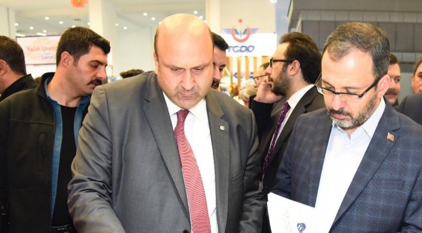 Gençlik ve Spor Bakanı Dr. Kasapoğlu, Anadolu Üniversitesi standını ziyaret etti