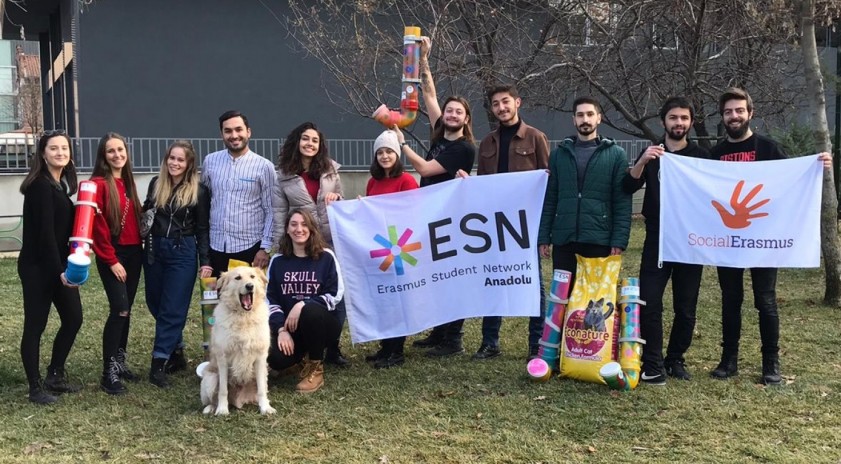 Anadolu Üniversitesi öğrencileri “Bir Tüp Mama” ile sokak hayvanlarını unutmadı