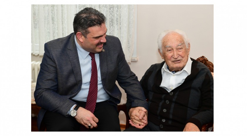 VEFA: Rektör Çomaklı ve öğrencileri Anadolu Üniversitesi Kurucusu Prof. Dr. Orhan Oğuz’u ziyaret etti