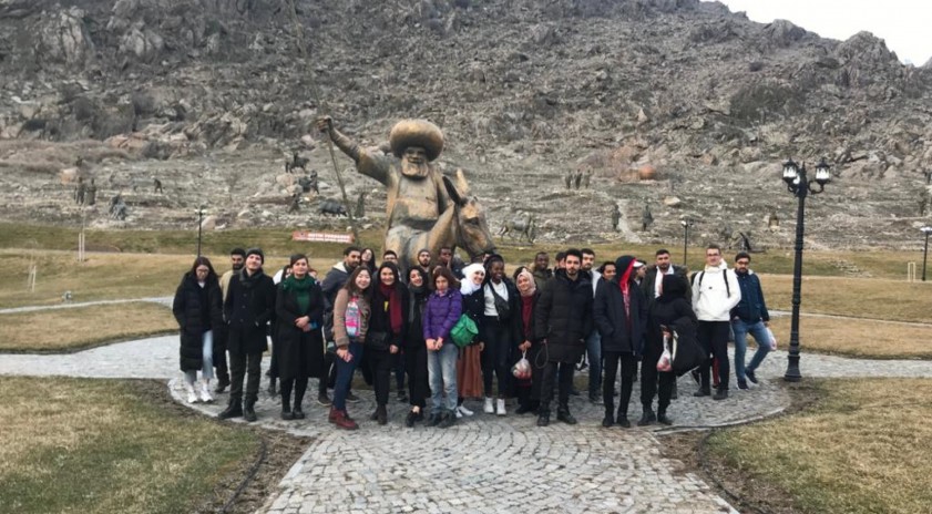 Yüz Yüze Kültürel Etkileşim dersi Anadolu Üniversitesi’nde kültürleri kaynaştırıyor