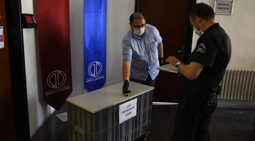 Anadolu Üniversitesi BAUM, Koronavirüs’e karşı ultraviyole dezenfeksiyon kabini kullanımına geçti