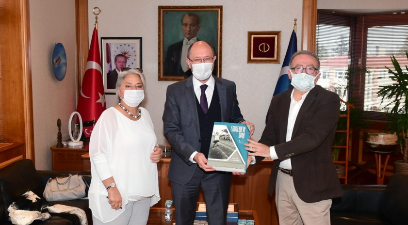 Prof. Dr. Tiryakioğlu ve Öner “Eskişehir’de Spor” isimli kitabı Rektör Erdal’a takdim etti