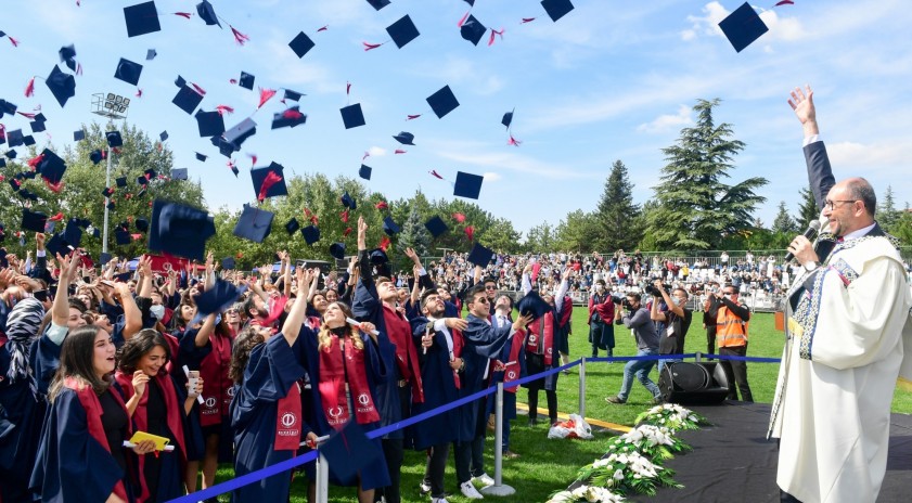 Anadolu Üniversitesi 2020 ve 2021 Akademik Yılı mezunlarını uğurladı