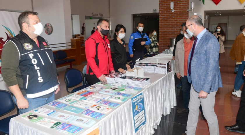 TEM ekipleri Anadolu Üniversitesi öğrencilerine bilgilendirmede bulundu
