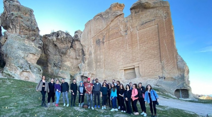 Anadolu Üniversitesi Turizm Rehberliği öğrencileri gezerek öğreniyor 