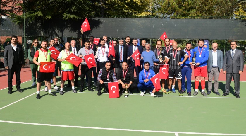 29 Ekim Cumhuriyet Bayramı Personel Ayak Tenisi Turnuvası’nda ödüller sahiplerini buldu