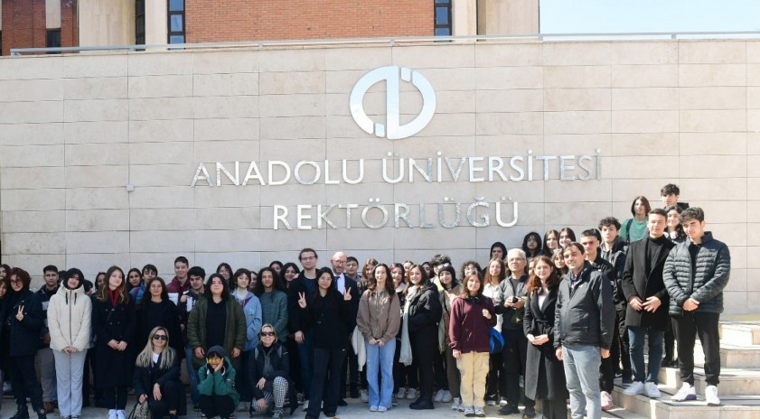 Anadolu Üniversitesi aday öğrencileri için kampüs turları düzenliyor
