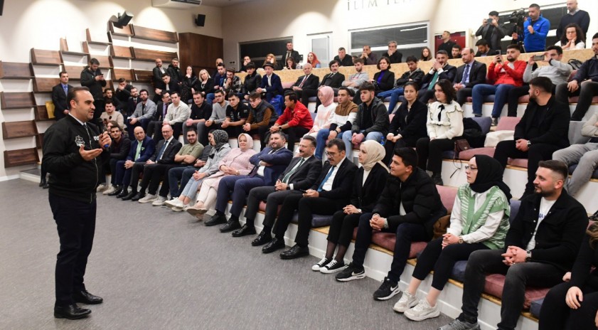 Sanayi ve Teknoloji Bakanı Mehmet Fatih Kacır, Anadolu Üniversitesi öğrencileriyle bir araya geldi