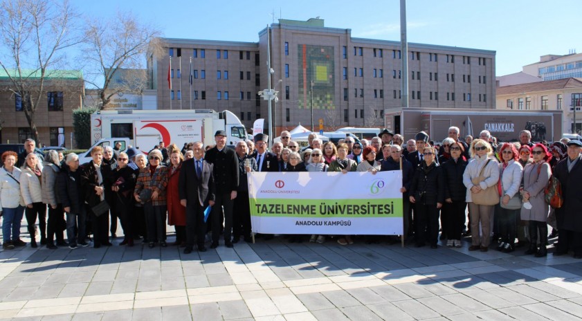 60+Tazelenme Üniversitesi Anadolu Kampüsü öğrencileri Atatürk Anıtı’na çelenk bıraktı