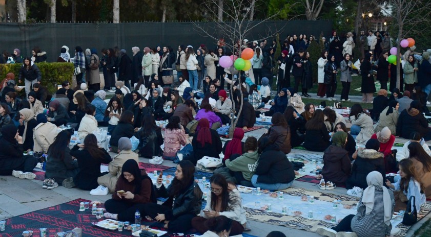 Anadolu Üniversitesi öğrencileri İHH’nın düzenlediği iftar programında bir araya geldi