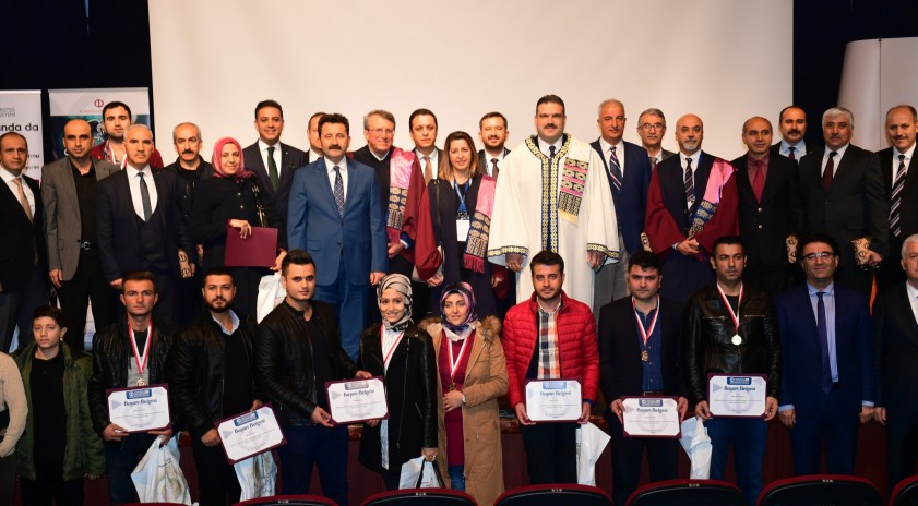 Rektörümüz Çomaklı, Açıköğretim birincilerine Mardin’de başarı belgelerini takdim etti