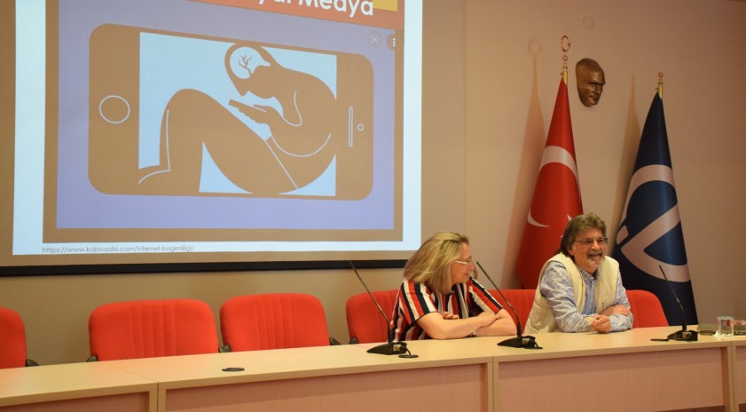 Üniversitemizde gençlik ve sosyal medya konuşuldu