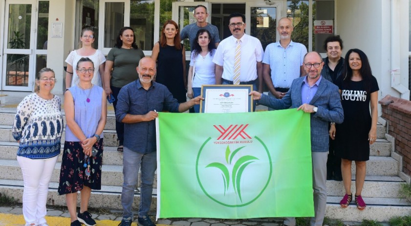 Rektörümüz Prof. Dr. Fuat Erdal tarafından Engelsiz Üniversite Ödülleri sahiplerine takdim edildi