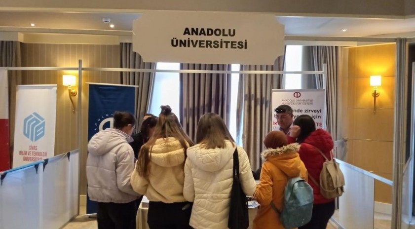 Anadolu Üniversitesi eğitim fuarlarında yoğun ilgi görüyor