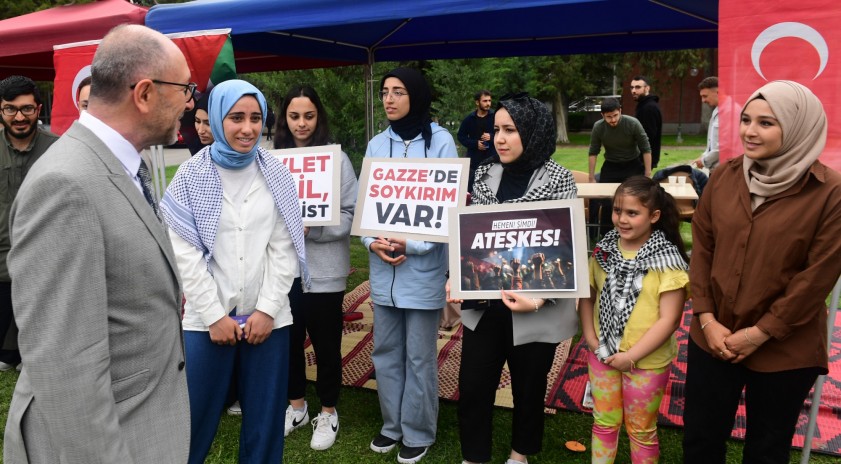 Rektörümüz Prof. Dr. Fuat Erdal, kampüsümüzde Gazze nöbeti tutan öğrencilerimize destek verdi