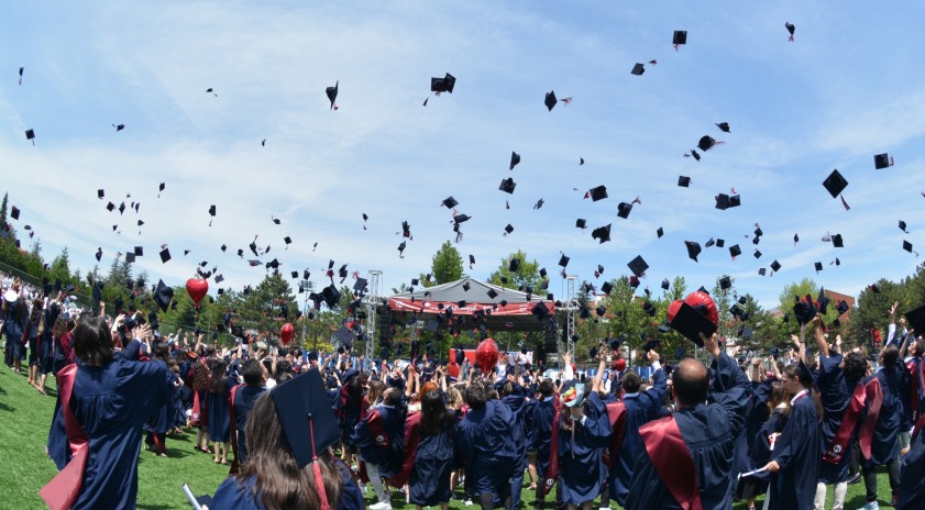 Anadolu Üniversitesindeki mezuniyet coşkusu son oturumlarla tamamlandı