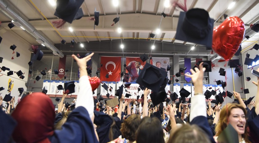Anadolu Üniversitesi mezuniyet törenleri tüm hızı ve coşkusuyla devam ediyor