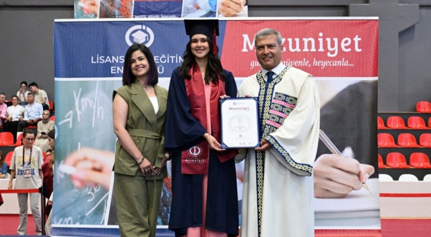 Venezuelalı diplomat da Anadolu Üniversitesi Lisansüstü Eğitim Enstitüsünden mezun oldu