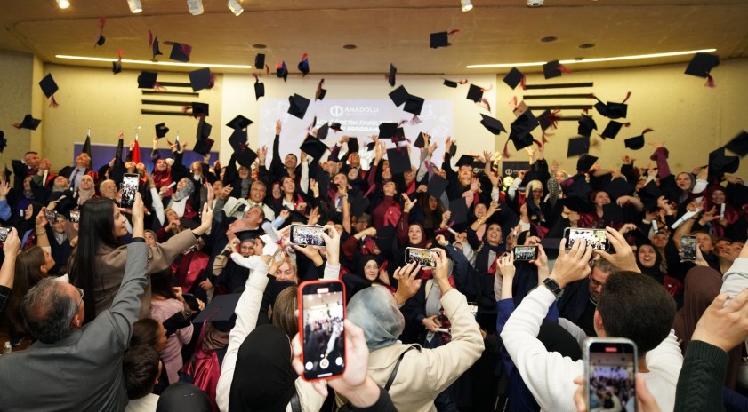 Anadolu Üniversitesi Batı Avrupa Programları öğrencilerini düzenlediği törenle mezun etti