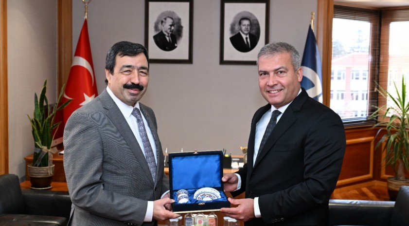 İzmir Kâtip Çelebi Üniversitesi Rektörü Prof. Dr. Köse, Rektör Prof. Dr. Adıgüzel’i makamında ziyaret etti