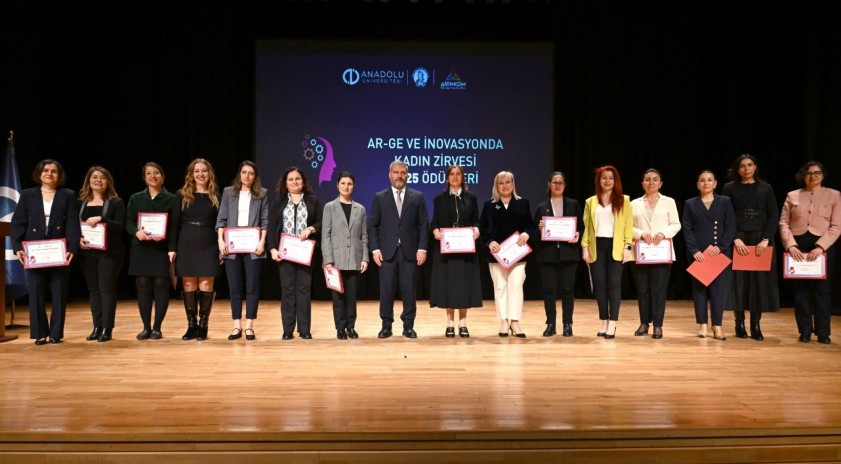 2025 Yılı Ar-Ge ve İnovasyonda Kadın Zirvesi &Ouml;d&uuml;l T&ouml;reni&rsquo;nde &ouml;d&uuml;ller sahiplerini buldu