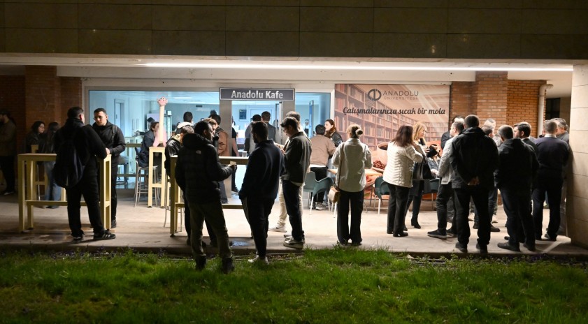 K&uuml;t&uuml;phanede sınavlara hazırlanan &ouml;ğrencilere Anadolu Kafe&rsquo;de sıcak mola
