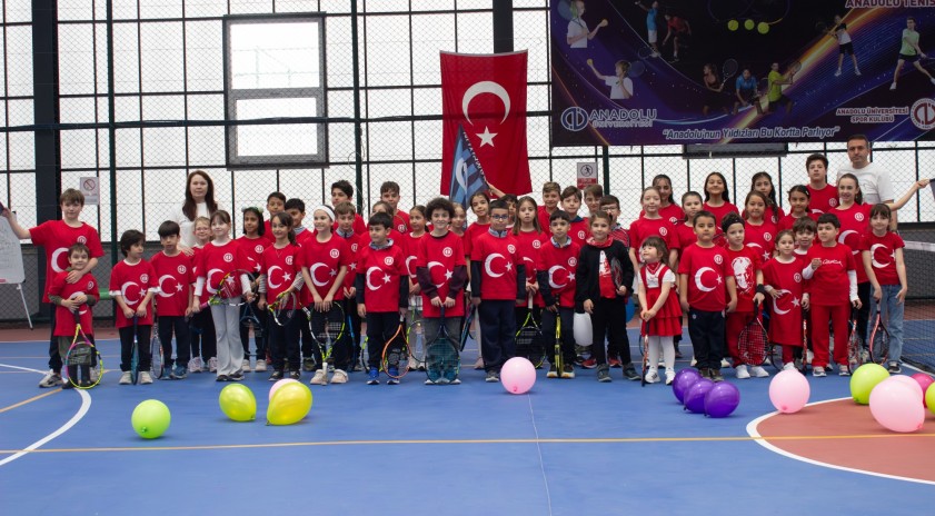 Geleceğin sporcuları 23 Nisan şenliğinde bir araya geldi