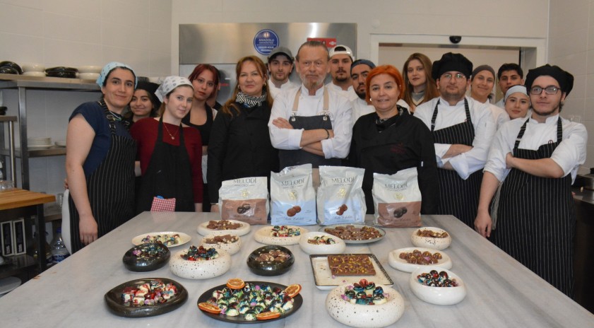&Ouml;ğrenciler &ccedil;ikolata yapımını uygulamalı &ouml;ğrendi 
