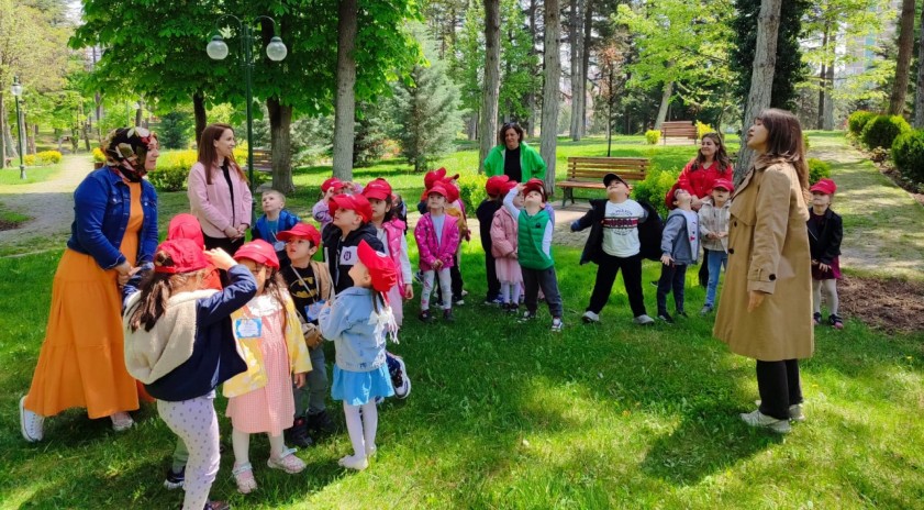 Kamp&uuml;s rehberleri miniklere doğa sevgisini anlattı