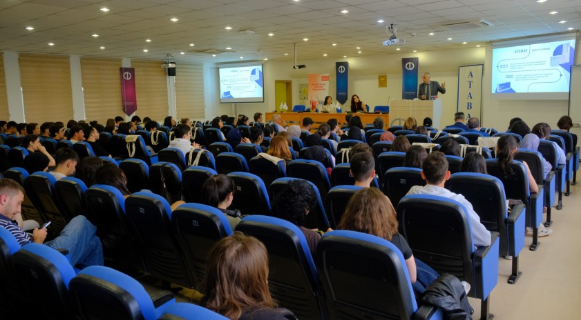 Eczacılık G&uuml;n&uuml; etkinliğinde ila&ccedil; sekt&ouml;r&uuml;ne akademik bakış