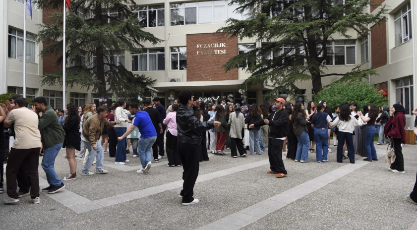 Geleceğin eczacıları 14 Mayıs&rsquo;ı coşkuyla kutladı