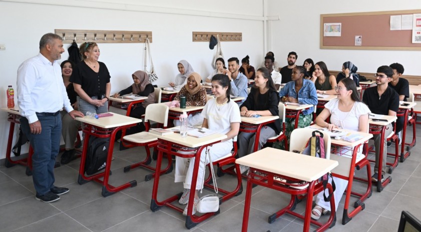 Rekt&ouml;r Adıg&uuml;zel T&Ouml;MER &ouml;ğrencileri ile bir araya geldi