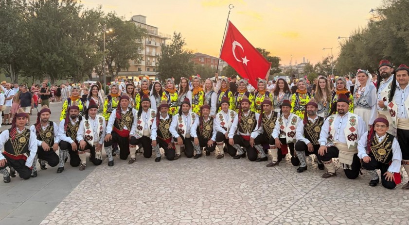 Anadolu &Uuml;niversitesi Halk Dansları Topluluğu İtalya'da T&uuml;rkiye'yi temsil etti
